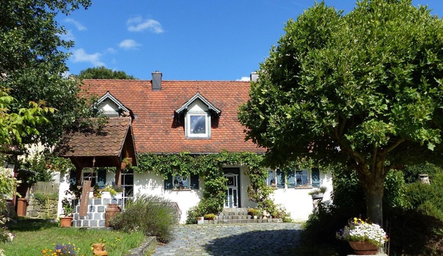 Lovingly Restored Farmhouse with Private Terrace, Garden & Wi-Fi in Heilsbronn