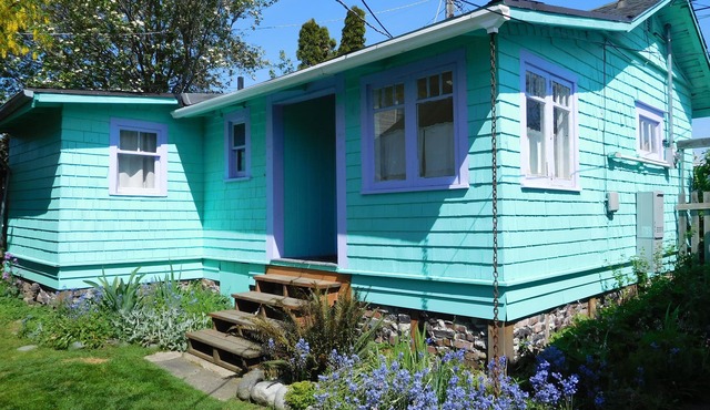 Lovingly Updated Detached Cottage In Walkable West Seattle Neighborhood