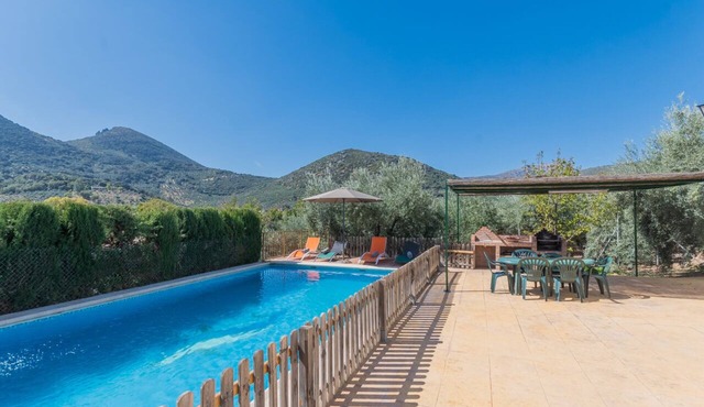 Low cost house, incredible location in the center of Andalucia, AC, WIFI, 12 pax.
