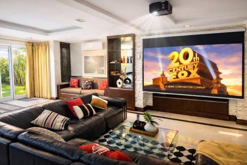 Low-Rise House for Groups Near BTS & EmDistrict For Spacious Cozy Stay
