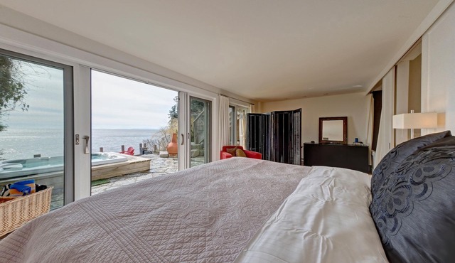 Lower Gibsons Beachfront Ocean 3 Br Home,- Hot tub, Fire Bowl Walk to Town