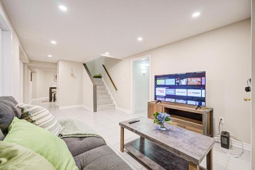 Lower-Level Classic House in Richmond Hill