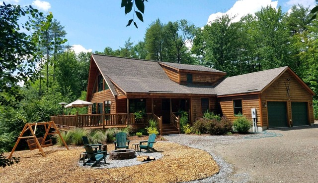 Lower walk out level, 1 Bedroom and Studio Queen Apartment in Country Cabin