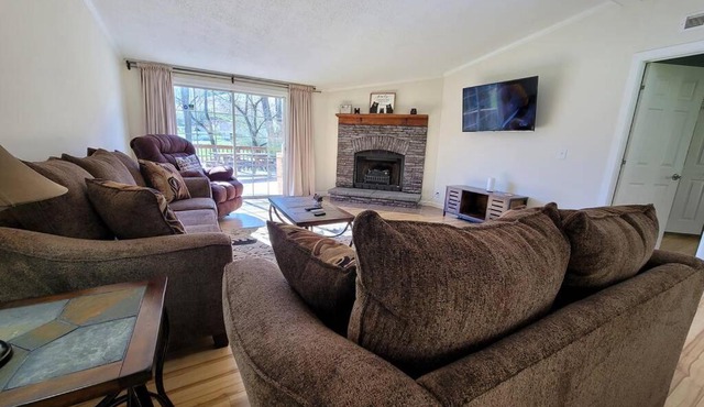 LOWEST PRICES OF THE YEAR Enjoy the holidays in a Smoky Mountain Creekside Country Home, Sleeps 8 Pet friendly!