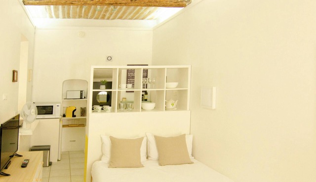 Luberon - Elegant Private/Privé Studio with aircon/clim - free wifi