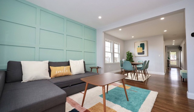 Luke House, Sleeps 14, Weddings, 2 Kitchens, Parking, Close to Airport & Boston