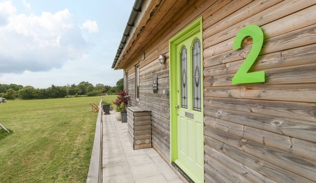 LULU LOGS, pet friendly, character holiday cottage in Congresbury