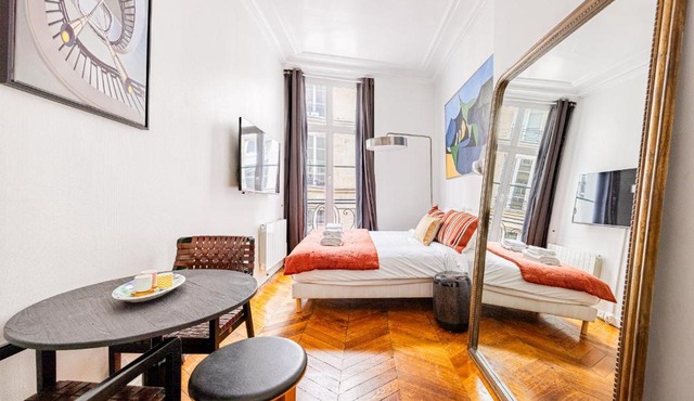 Luminous Studio Oasis Steps from The Louvre