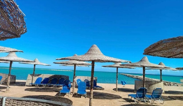 " Luna Blu " Beach front , Sea view