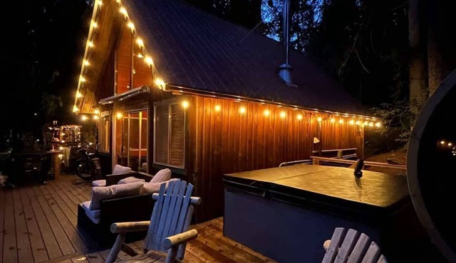 Luna’s A-Frame Riverfront Hot Tub & Sauna