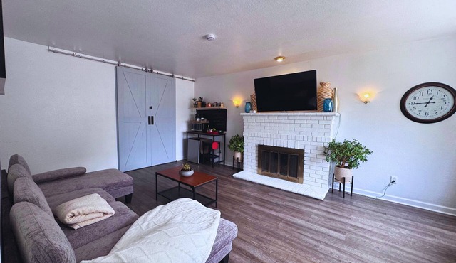 Luna's Hosted Retreat - Private Family & Pet Friendly 2BR Suite