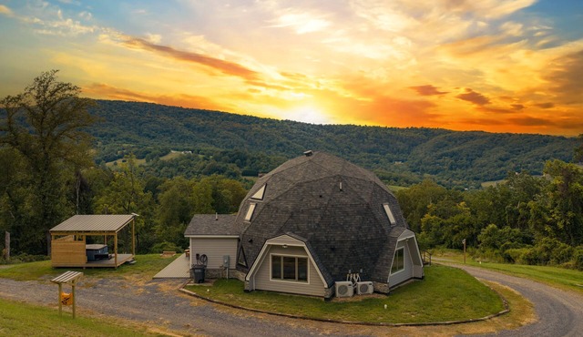 ⭐️Lunar Lookout ⭐️ Geodesic Dome on 8 acres with HOT TUB!