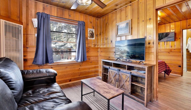 Lupine Lakeside Family Cabin at Shore Acres Lodge