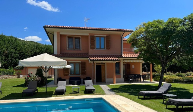 Luring Villa in Tuscany hills with Barbecue