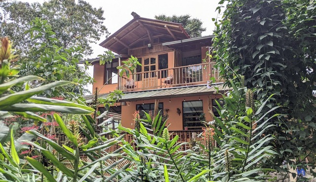 Lush 5-bdr riverside house in Mindo cloud forest- short walk to charming town