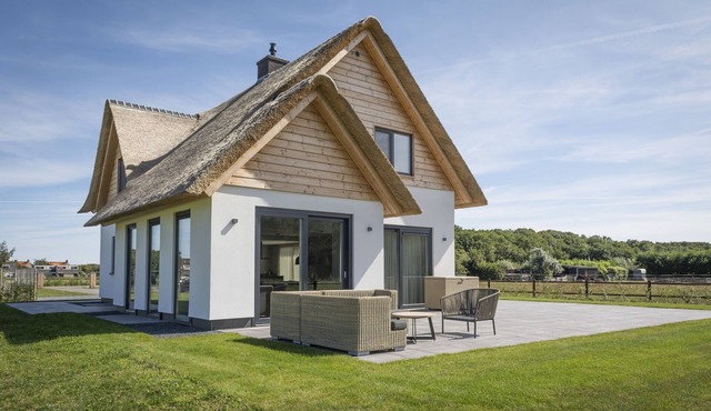 Lush Villa in De Cocksdorp Texel with Steambath