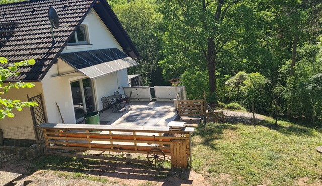 Lüssishausen: Peace and quiet in a home with >140 m² of living space + 2000 m² lot + DSL!