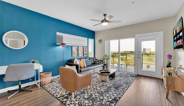 LUX 1B1B with Parking, Pool, Gym, Private Patio near Austin