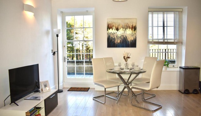 Lux 2-Bed Apt Central Location Balcony & Parking