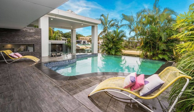 Lux Broadbeach Waters Escape