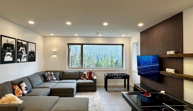 Luxury Alpine Retreat - Hot Tub & Sauna - Sleeps 16 - Cliffhanger Chalet