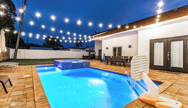 Lux/Heated Pool/Jacuzzi/Firepit/Games/1mile to beach