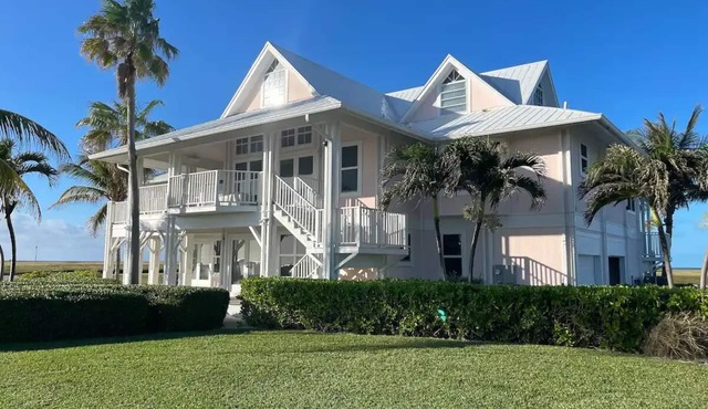 Lux House West End, Old Bahama Bay Resort