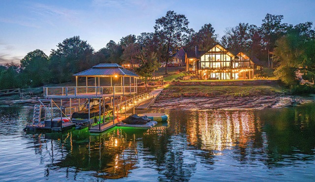 Lux Lakefront Designer Home w/Gameroom, Sleeps 24