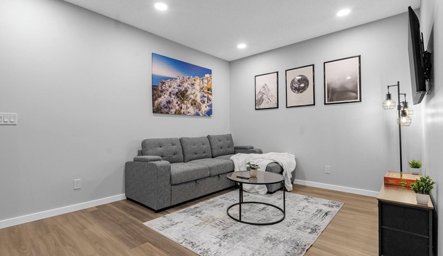 Lux Private Suite Large Smart TV 9 mins to Airport Fully Stocked!