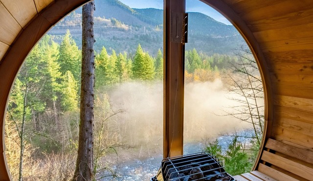 Lux River Mnt. Views! Game Rm. Hot Tub. Fire Pits. Ski Boot Dryers. Bike Shed.