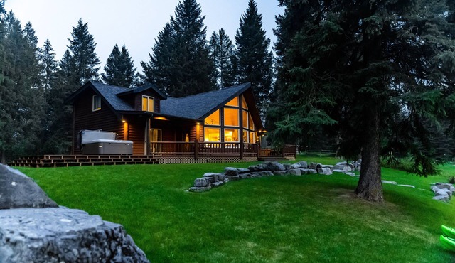 Lux Riverfront cabin w/Hot Tub & Sauna