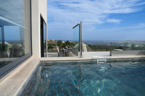 Lux Sea&Country Views with Pool