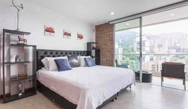 LUX STUDIO GUEST PERMITTED BLUX BEST LOCATION POBLADO, KING BED, LARGE BALCONY