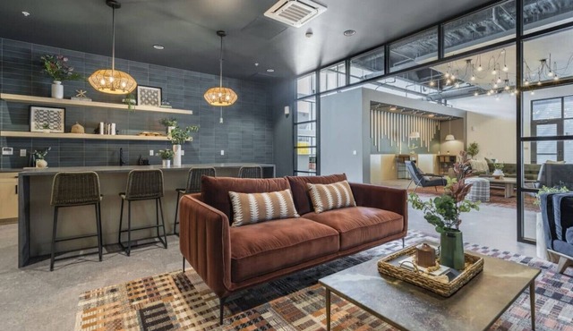 LUX - Studio + King Bed + Gym + Free Parking
