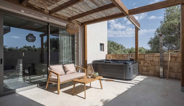 Lux Suite with Jacuzzi Near Beach