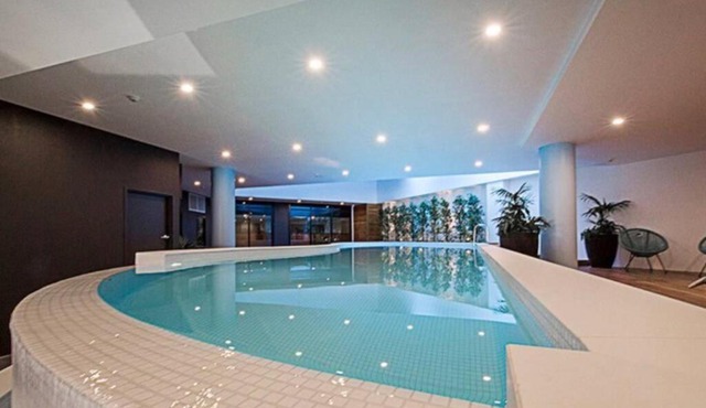 Luxe 2BR Executive Apartment Kingston Pool Parking WiFi BBQ Wine