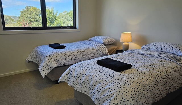 LUXE 3 bedroom 2 1/2 bath Townhouse, Parking, WIFI, Garage, Outdoor area