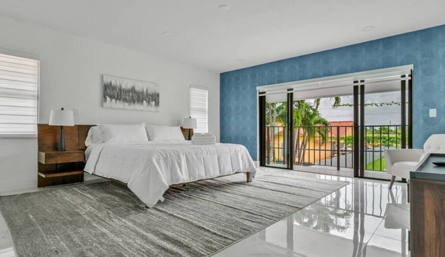 Luxe 4BD Duplex w/Heated Pool Close to Restaurants