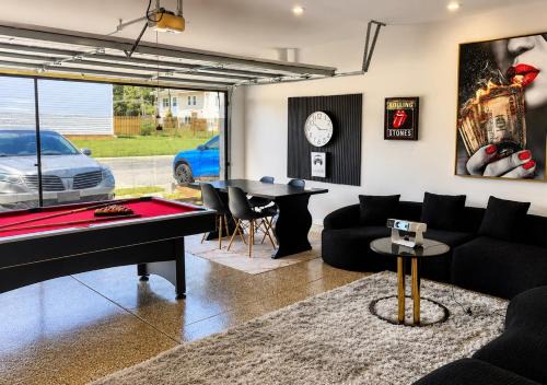 Luxe 4BR Townhome with Entertainment Area -10 mins from Airport