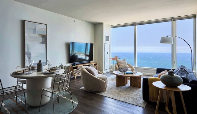 Luxe 67th Flr 2BR: Endless Lake Views, Top Skydeck