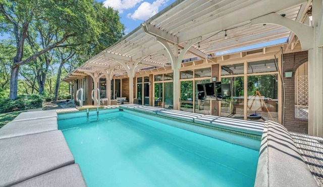 Luxe Austin Retreat, Pool & Yard, Sleeps 20