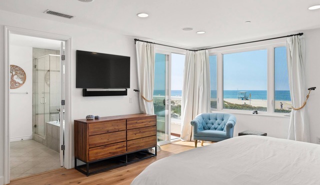 Luxe Beachfront Beauty with easy access to Sofi and LAX