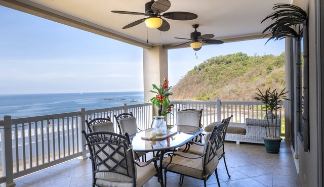 Luxe Beachfront Living/Huge Terrace/ Resort Pool/Concierge Services/Grill