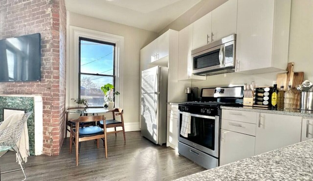 Luxe Bloomfield Apt | Free Parking | UPMC/Pitt/CMU