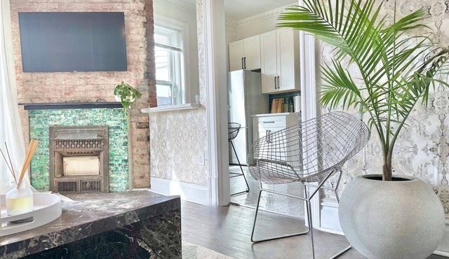 Luxe Bloomfield Apt | Central | Free Parking