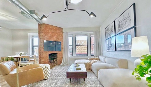 Luxe Bloomfield Penthouse | Central | Free Parking