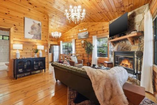 Luxe Blue Ridge Cabin: Hot Tub, Theater, Dogs OK