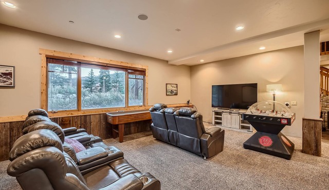Luxe BlueRiver Home, Private Movie Theater, Billiards, Hot Tub, Heated Garage