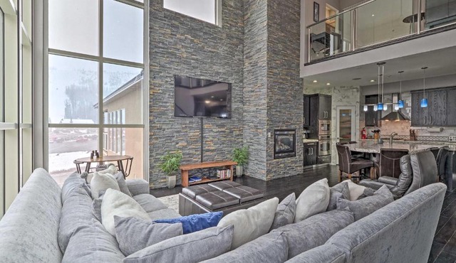 Luxe Brian Head Escape w/Hot Tub & Mtn Views