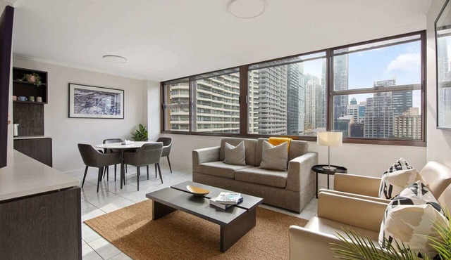 Luxe CBD Apt | Hyde Park Views + Pool & Gym & Spa